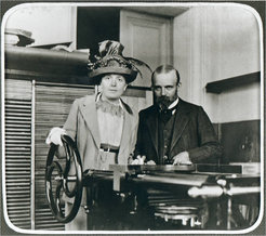 Cécile und Oskar Vogt am "Pantomikrotom" (einem großen Microtome zum Schneiden ganzer Gehirne) in ihrem privaten Institut, ca. 1905.