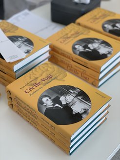 Das Buch „Cécile Vogt: Pionierin der Hirnforschung" von Birgit Kofler-Bettschaft konnte im Rahmen der Podiumsdiksussion am 4. Juli am Max Planck Institut für Hirnforschung erworben und von der Autorin signiert werden.